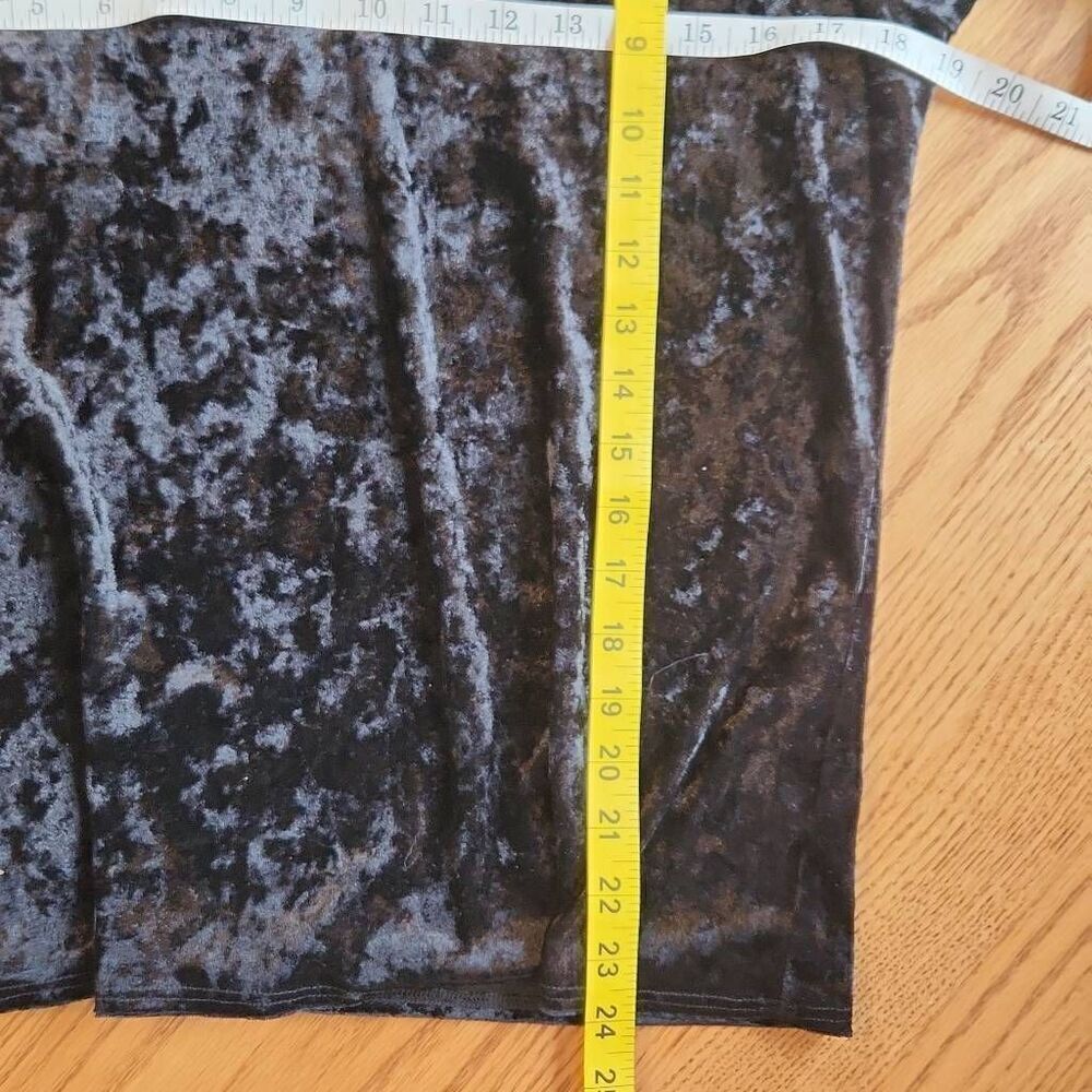 T40 Zac and Rachel black velour top withT Bell sleeves - Picture 7 of 9